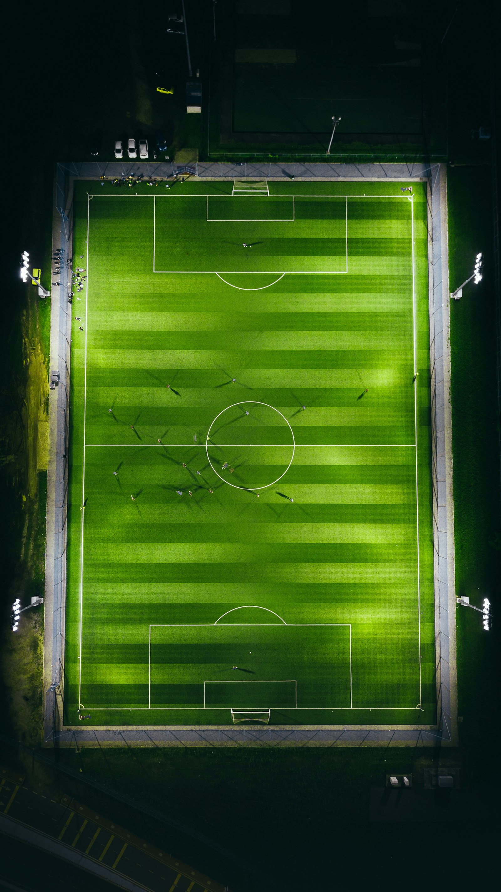 Gece aydınlatması altında kuşbakışı futbol sahası